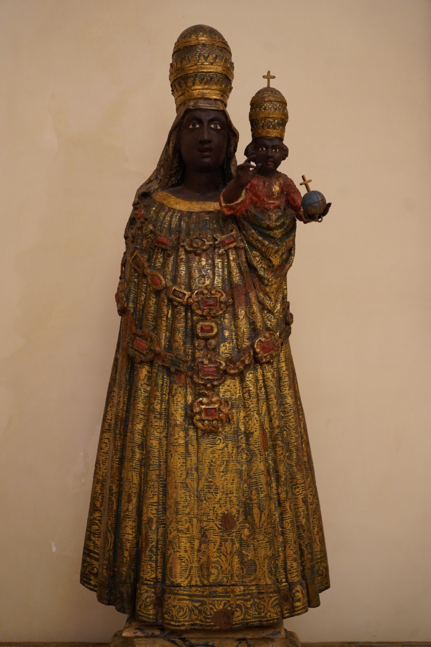 Leggi altro - Madonna di Loreto con veste rituale