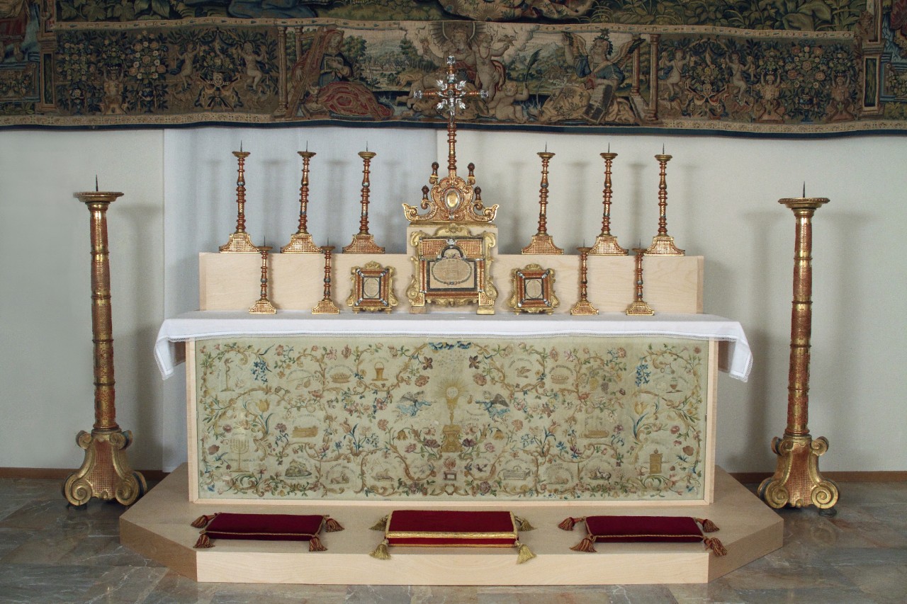 Leggi altro - Paliotto (o antependium) 