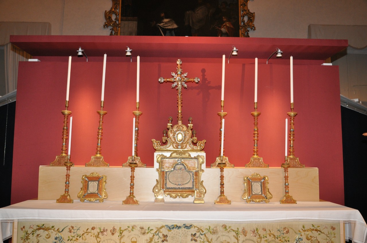 Altare-con-candelieri-crocifisso-e-cartegloria-in-Corallo-2.jpg